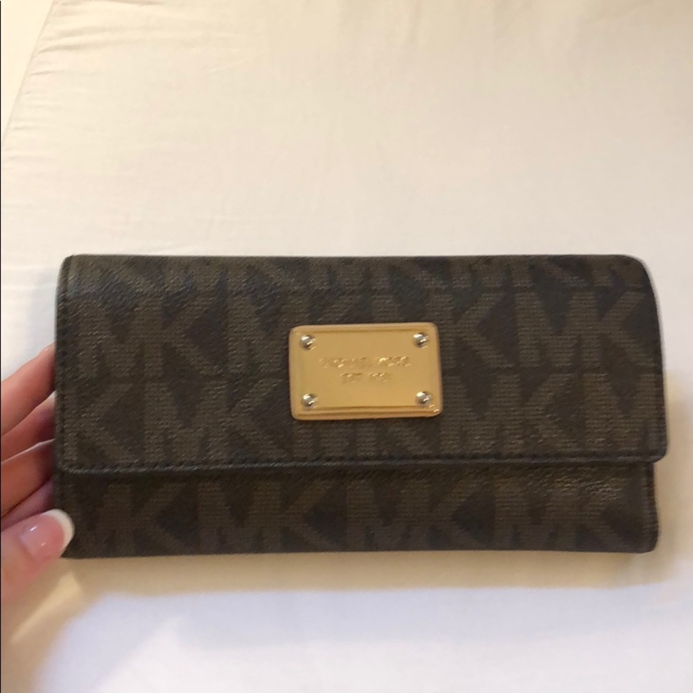 COPY - Michael Kors Large Trifold Wallet ⭐️MUST GO⭐️